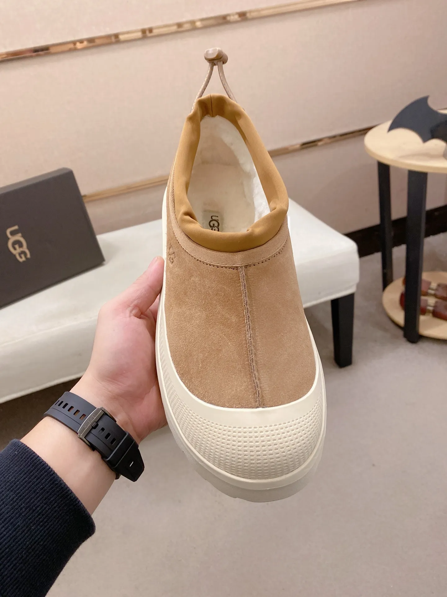Factory price: 480💰Couple model💏 Same style as Wang Yibo, North American men's shoes Ugg ☃️In the special sale of new high-quality men's shoes snow boots in autumn and winter, the nemesis of extreme cold weather! Made of cowhide leather, merino wool lining, and original outsole, whether driving, outdoor or daily wear, there is always one that suits you! Male and female size: 35-46.